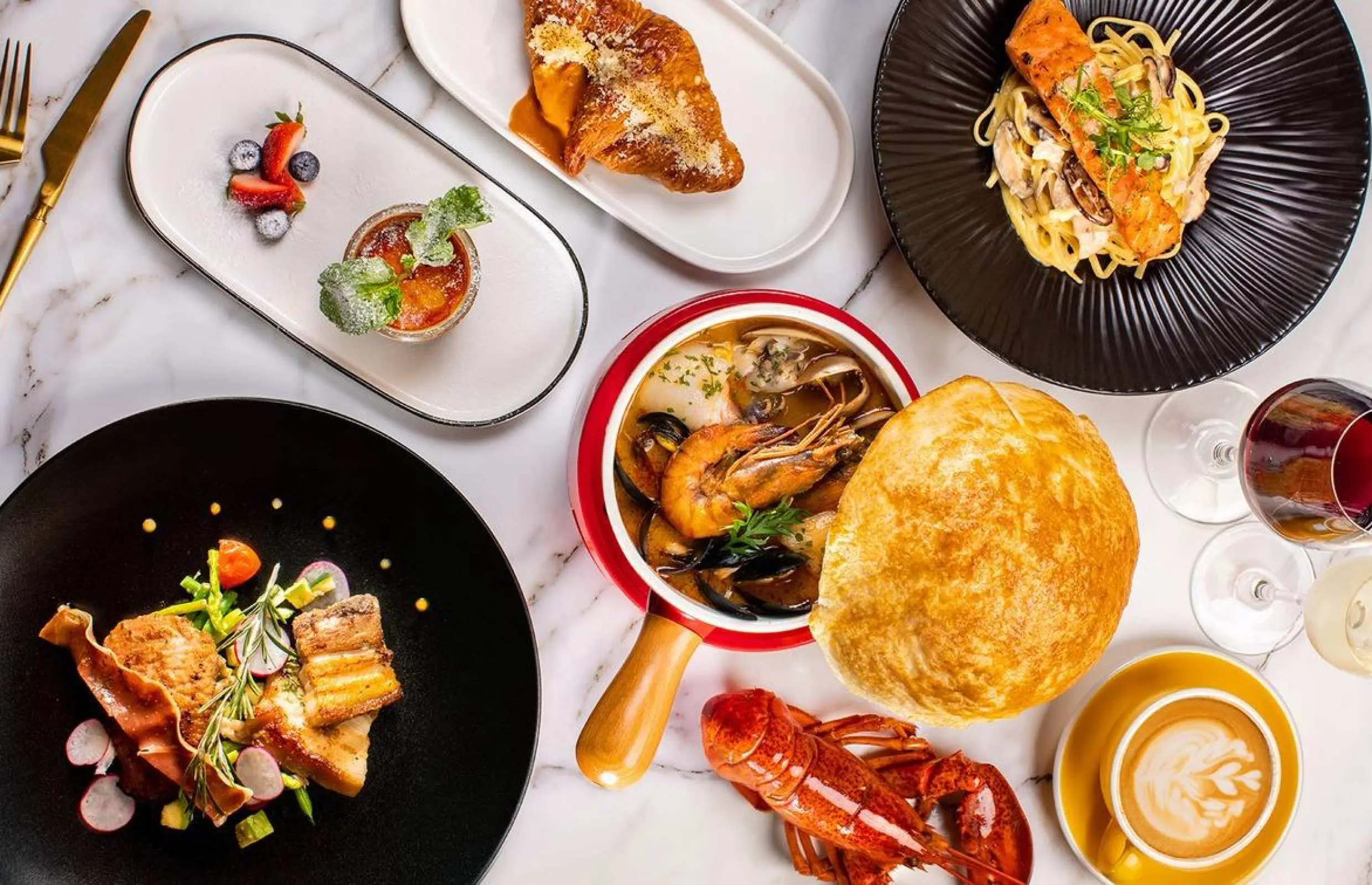 尖沙咀The ONE｜享慢煮意 Fast Gourmet｜情人節套餐｜午市晚市90分鐘任食海鮮、威靈頓牛柳放題｜90分鐘無限暢飲美酒套餐｜魚子醬雙子塔下午茶｜招牌龍蝦湯流心牛⻆包｜飽覽270度維港景色