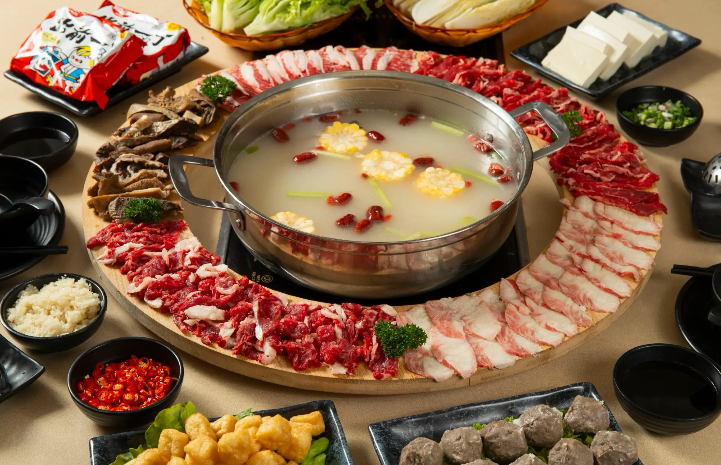 富城火鍋海鮮酒家 & 正冬火鍋料理｜「無限雞煲」放題｜潮汕牛肉火鍋｜潮汕手切鮮牛｜花膠土雞鮮蠔鍋｜指定套餐贈送任食重慶麻辣雞煲